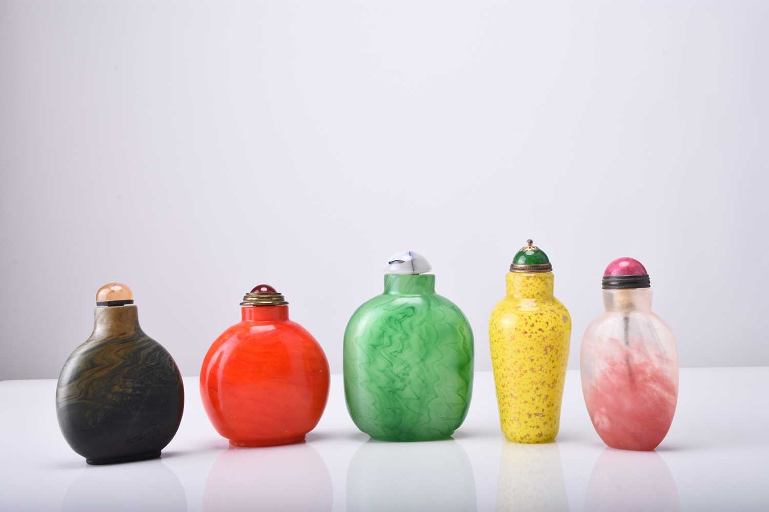 A group of five Chinese glass snuff bottles, 19th/20th century