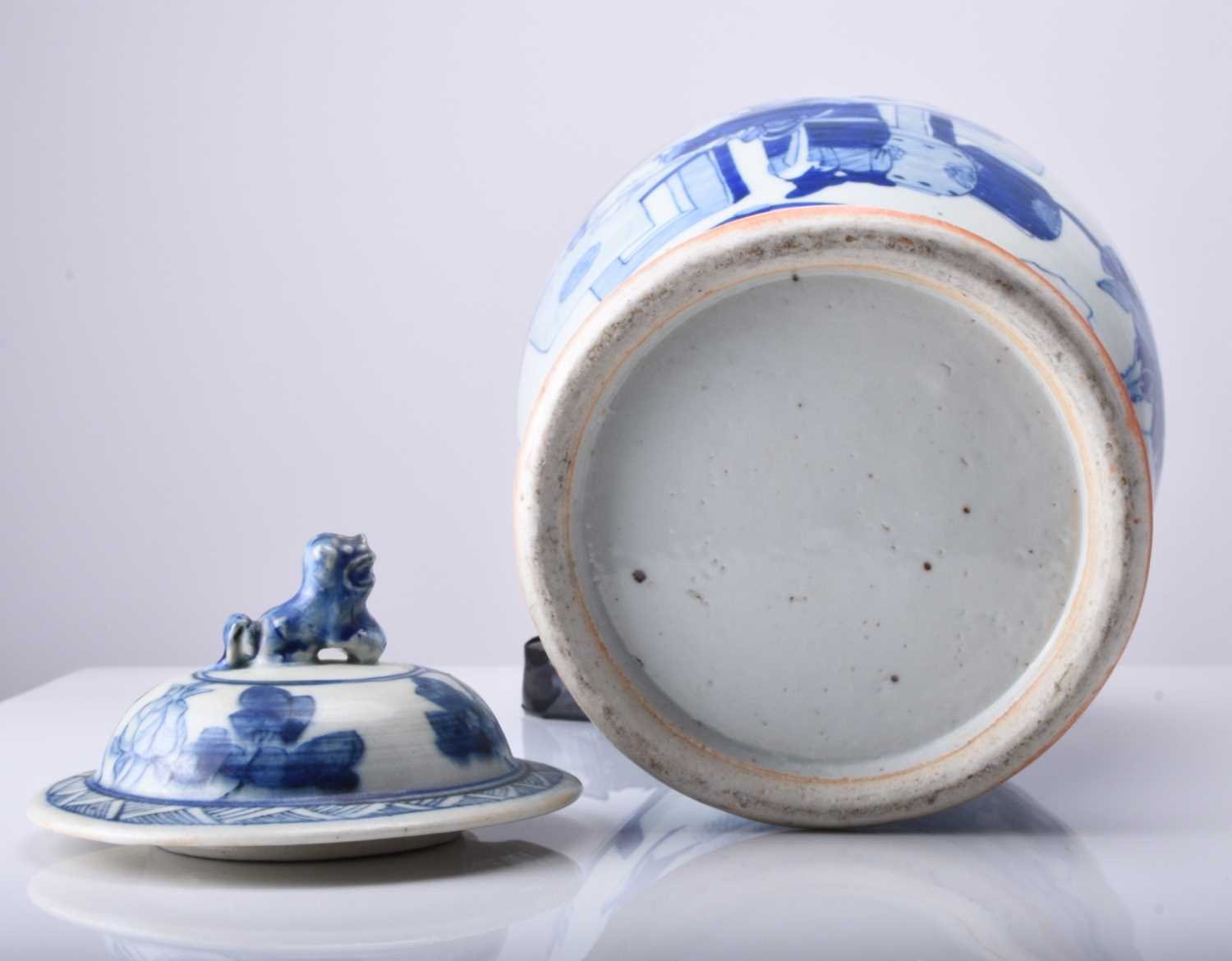 A Chinese blue and white vase and cover, late Qing Dynasty - Image 7 of 16