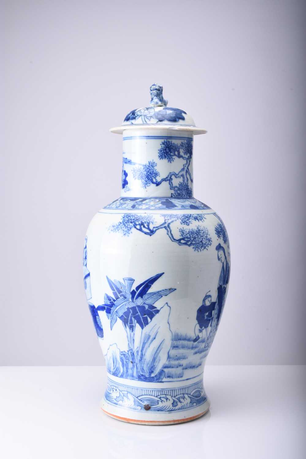 A Chinese blue and white vase and cover, late Qing Dynasty - Image 3 of 16