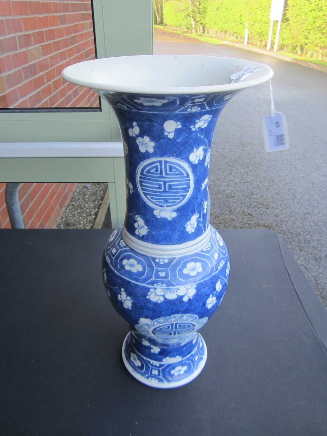 A Chinese blue and white yenyen vase, 19th century - Image 8 of 10