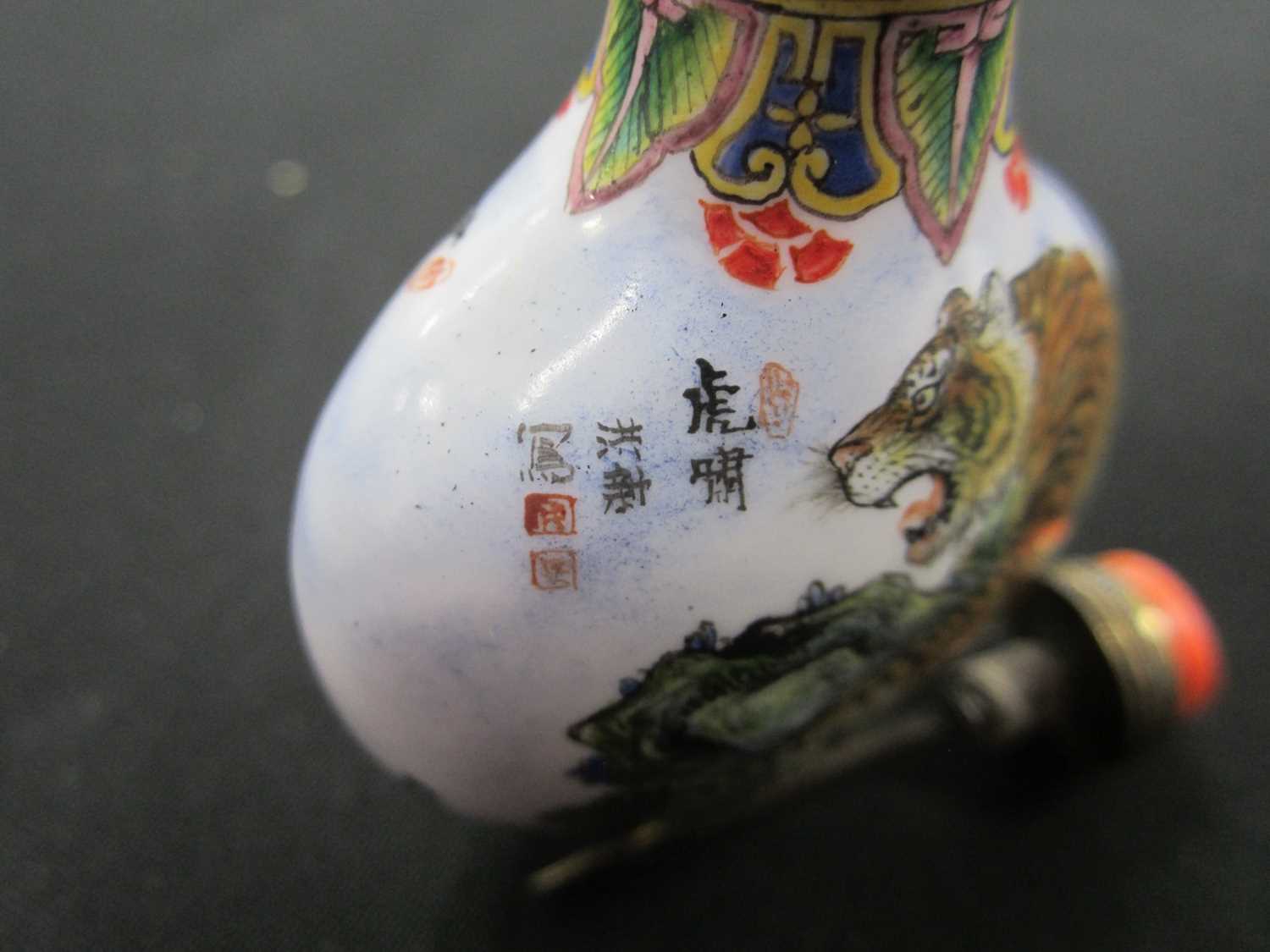A Chinese Beijing enamel snuff bottle, Qianlong mark - Image 7 of 8