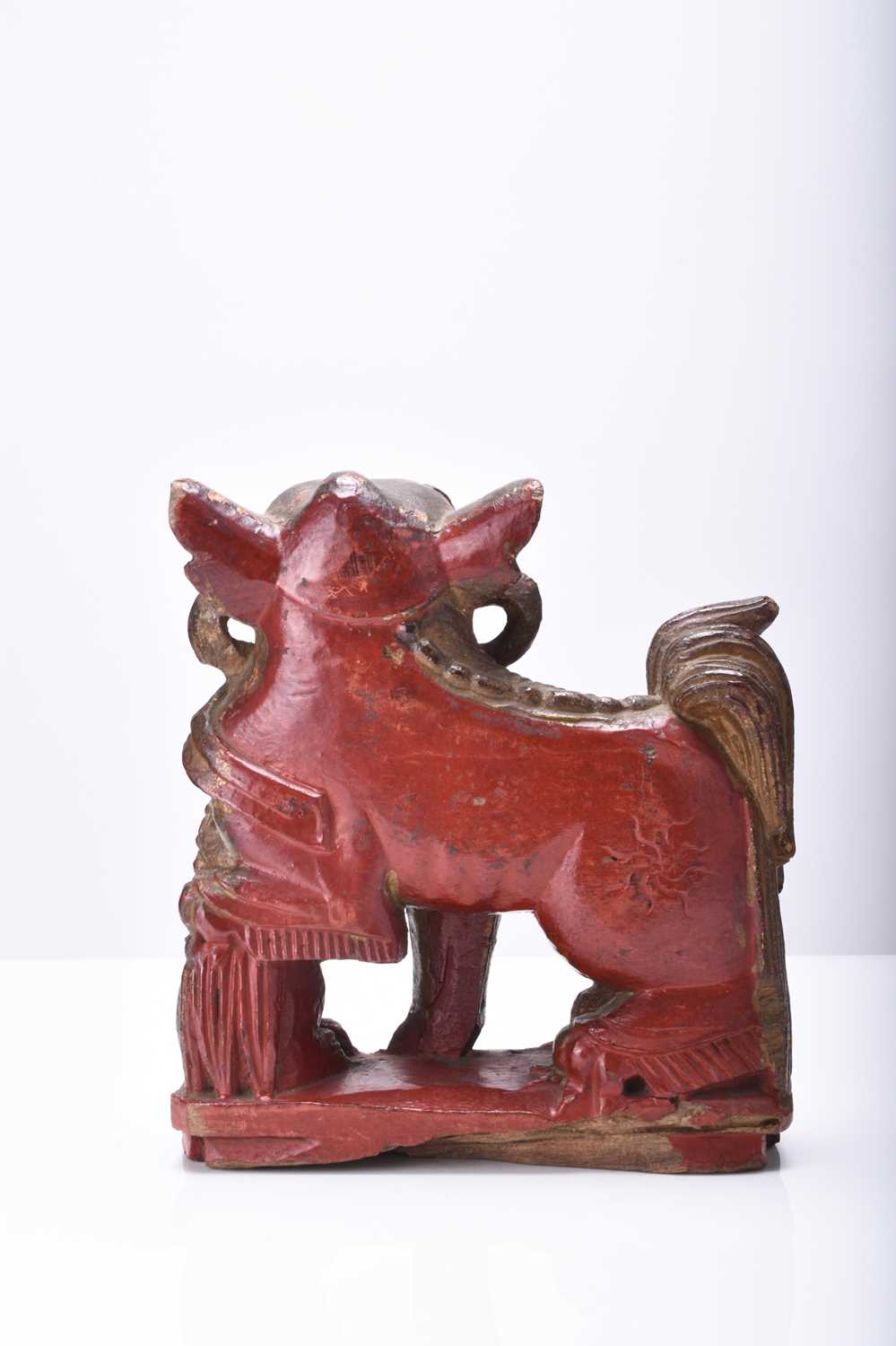 A Chinese carved and painted wood figure of a guardian lion, Qing Dynasty - Image 3 of 4