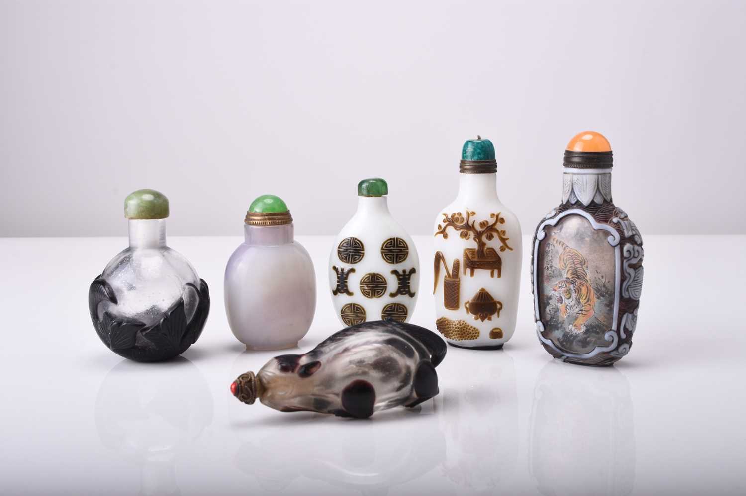 A group of six Chinese overlay glass snuff bottles, 19th/20th century - Image 2 of 13