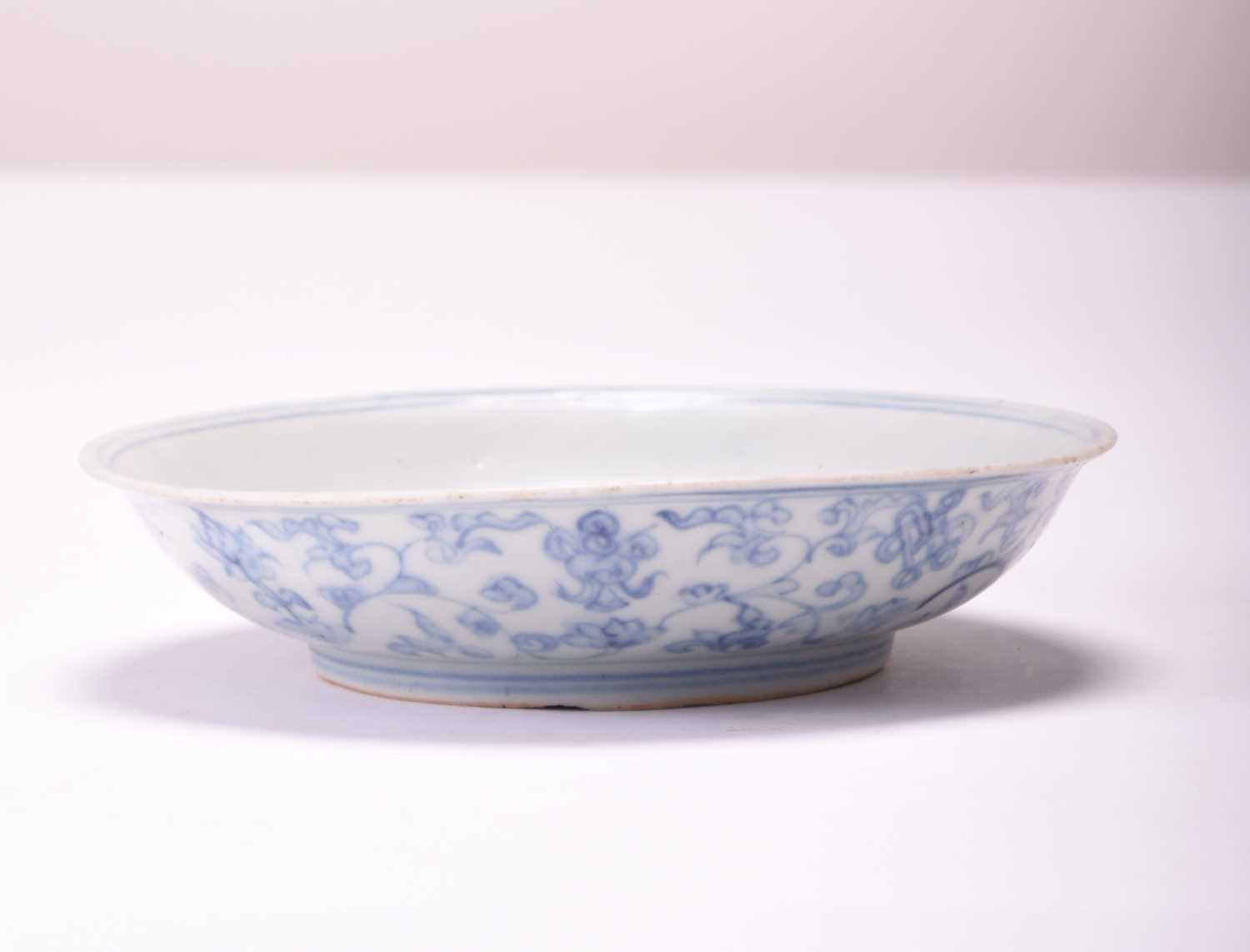 A Chinese blue and white dish, late Ming/transitional - Image 2 of 8