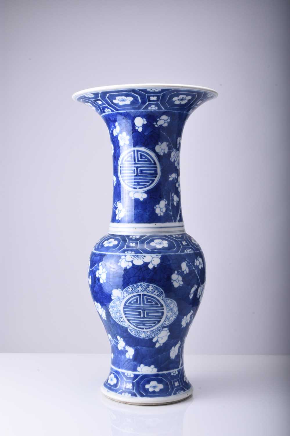 A Chinese blue and white yenyen vase, 19th century - Image 3 of 10