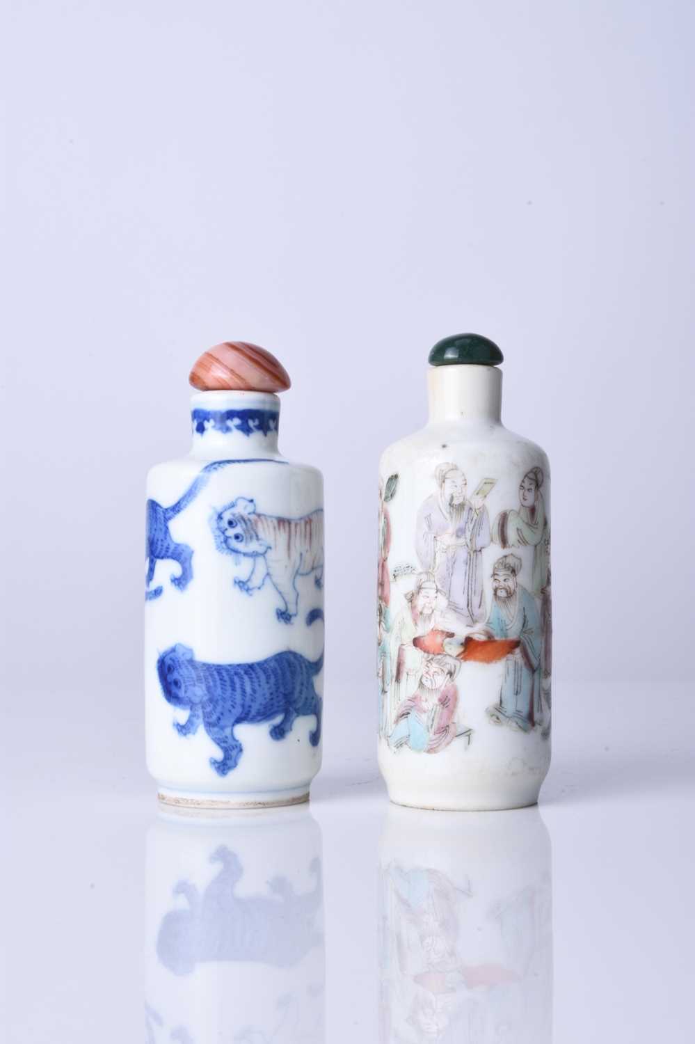 Two Chinese porcelain snuff bottles, 18th/19th century - Image 2 of 9