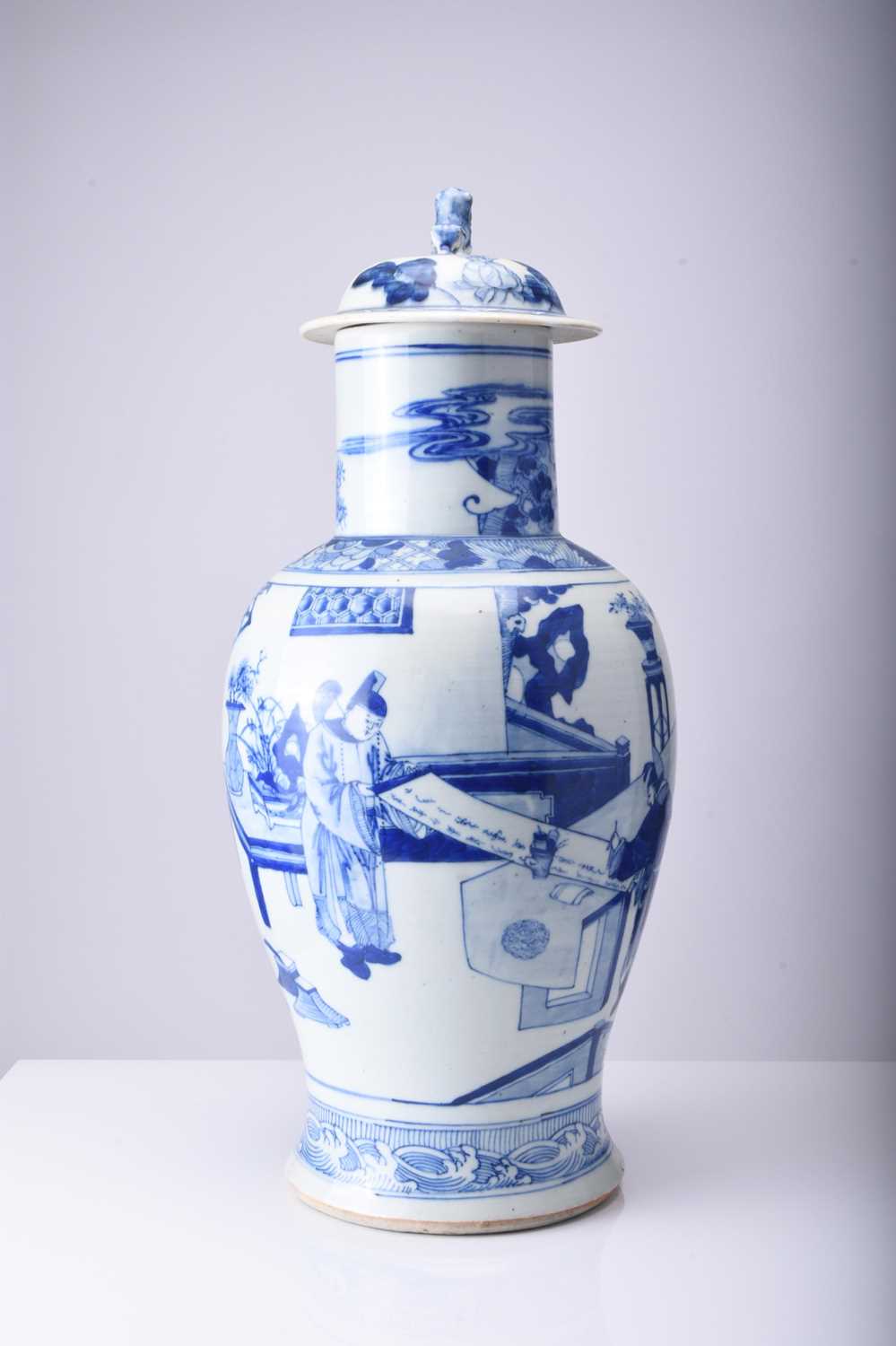 A Chinese blue and white vase and cover, late Qing Dynasty - Image 5 of 16