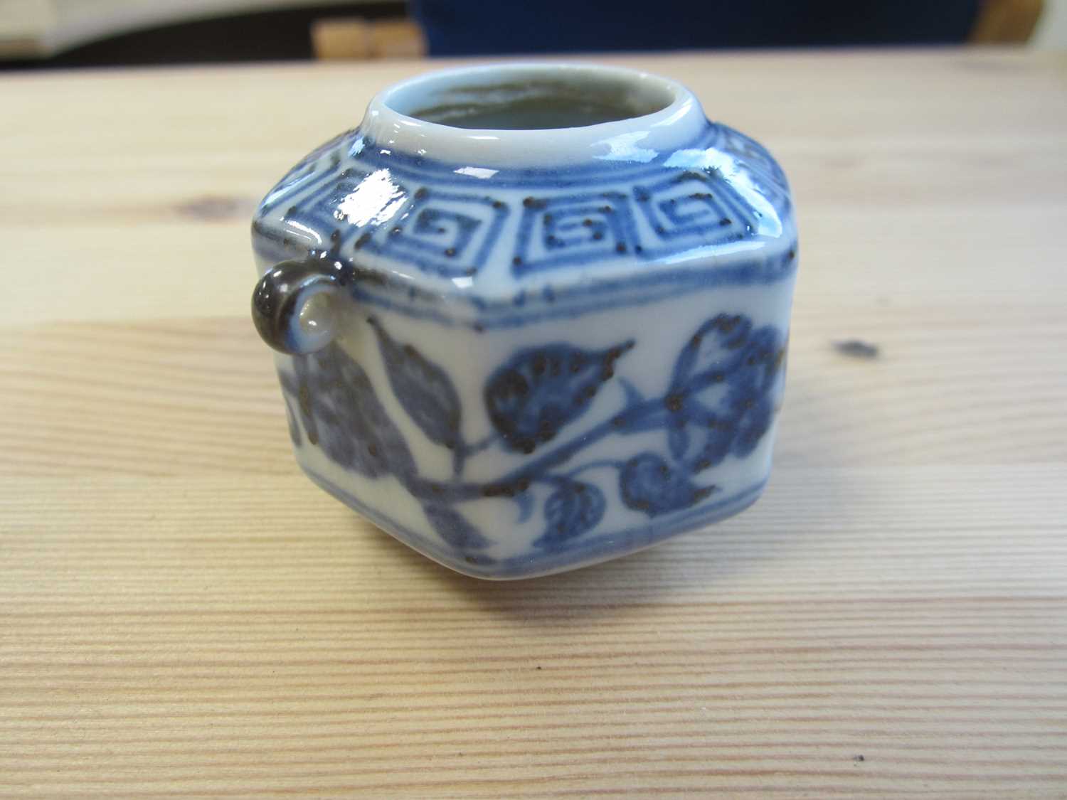 A rare Chinese blue and white bird feeder, Xuande mark - Image 5 of 11