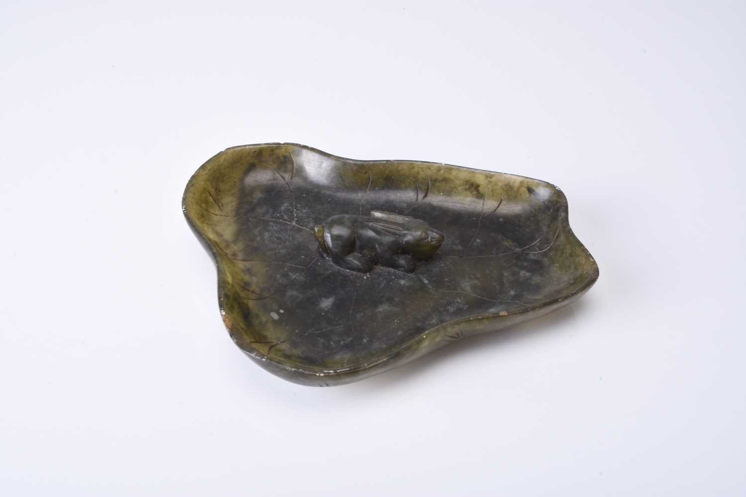 A Chinese carved serpentine dish, Qing Dynasty - Image 5 of 5