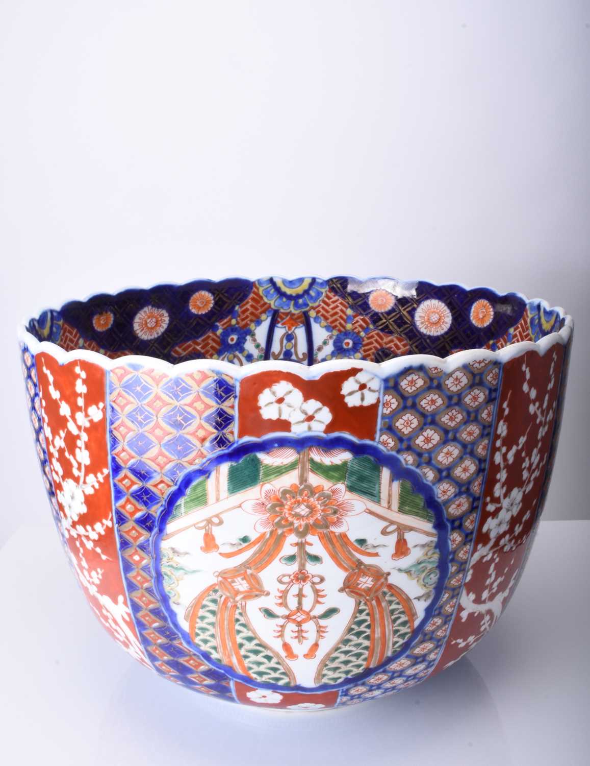 A very large Japanese Imari bowl, Meiji era - Image 5 of 6