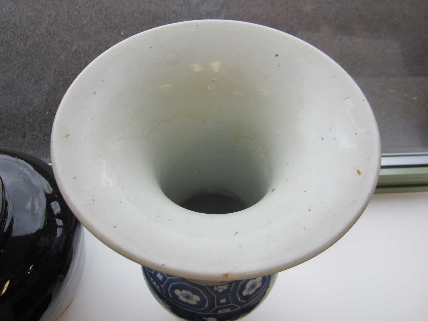 A Chinese blue and white yenyen vase, 19th century - Image 5 of 10