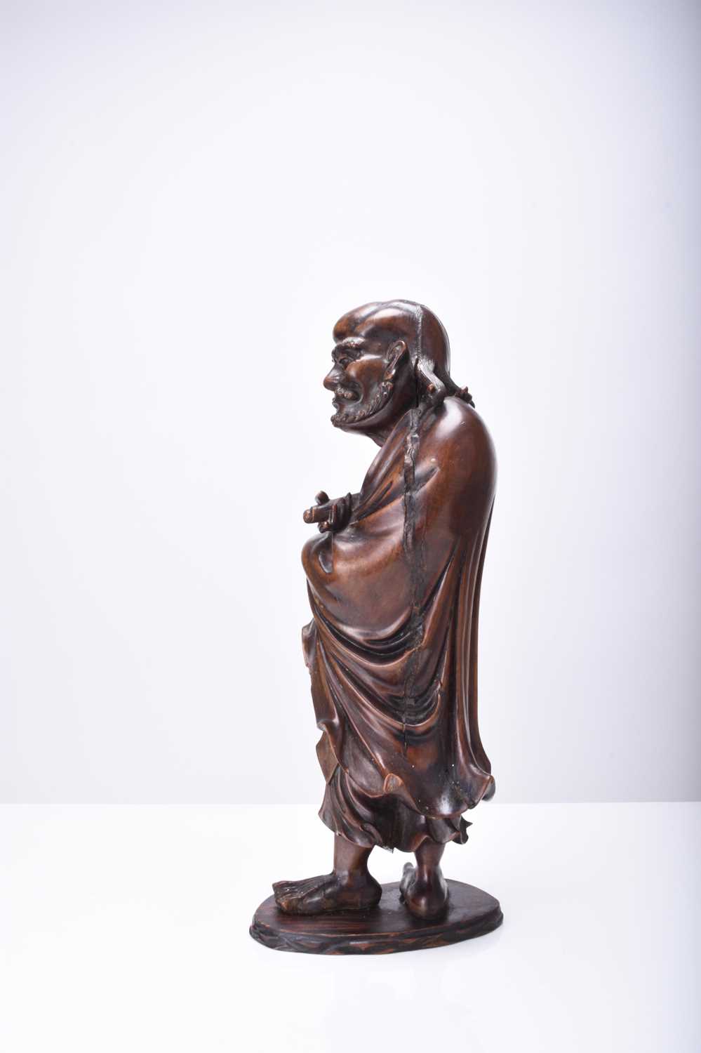 A Chinese carved wood figure of Luohan, Qing Dynasty - Image 3 of 4