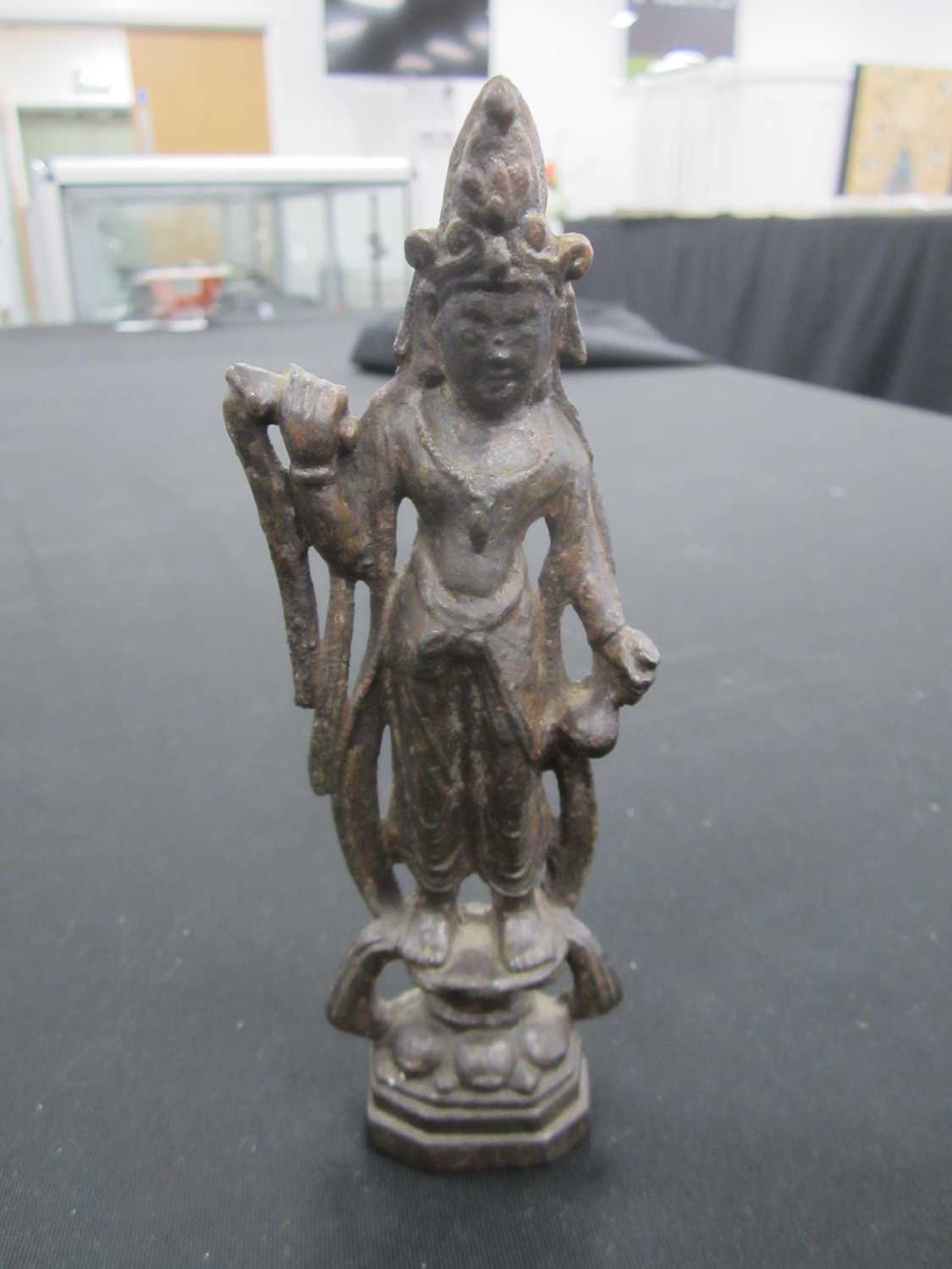 A Sino-Tibetan bronze alloy figure of a bodhisattva, 18th/19th century - Image 3 of 6