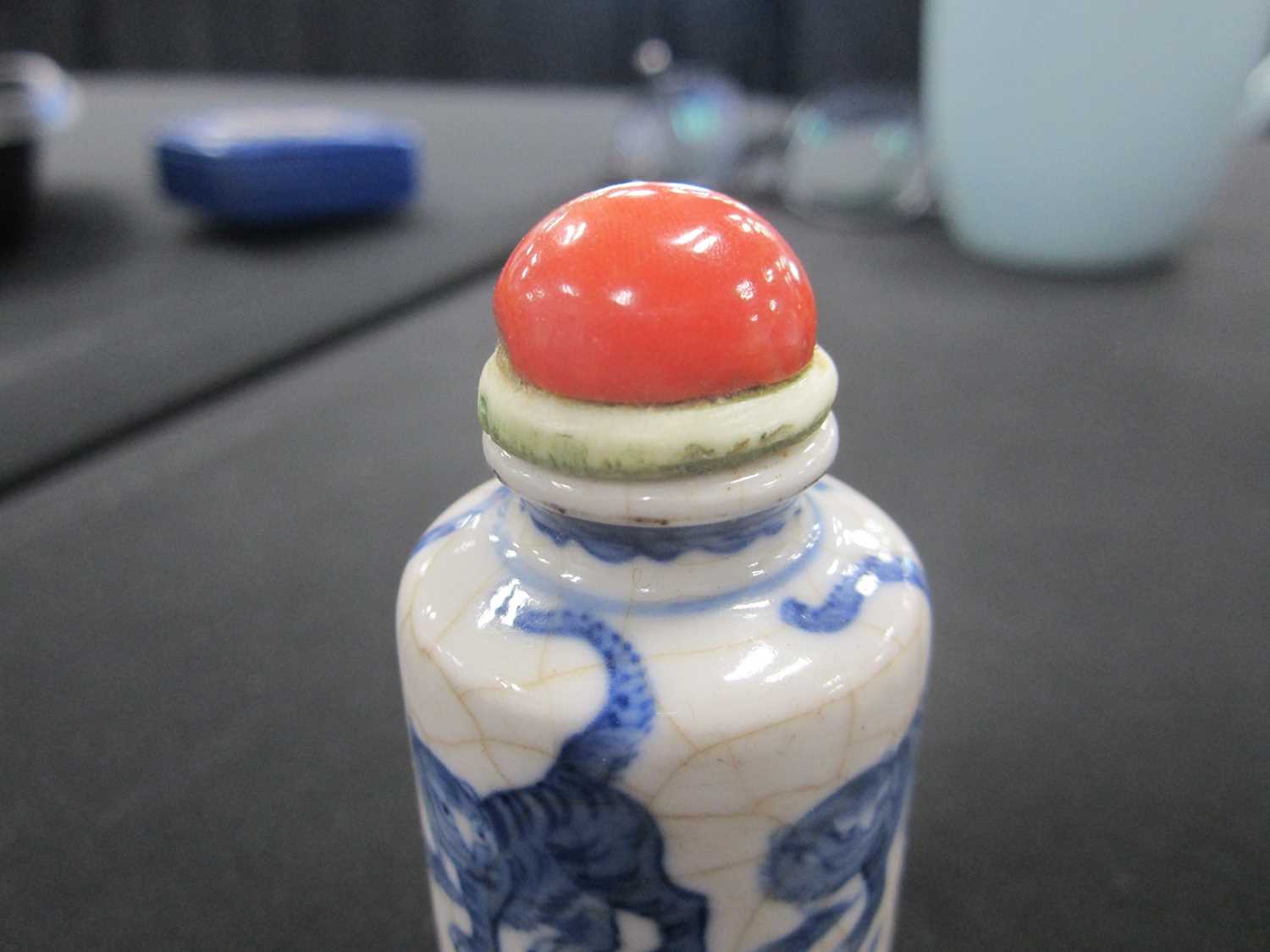 A Chinese blue and white porcelain snuff bottle, Yongzheng mark - Image 5 of 5