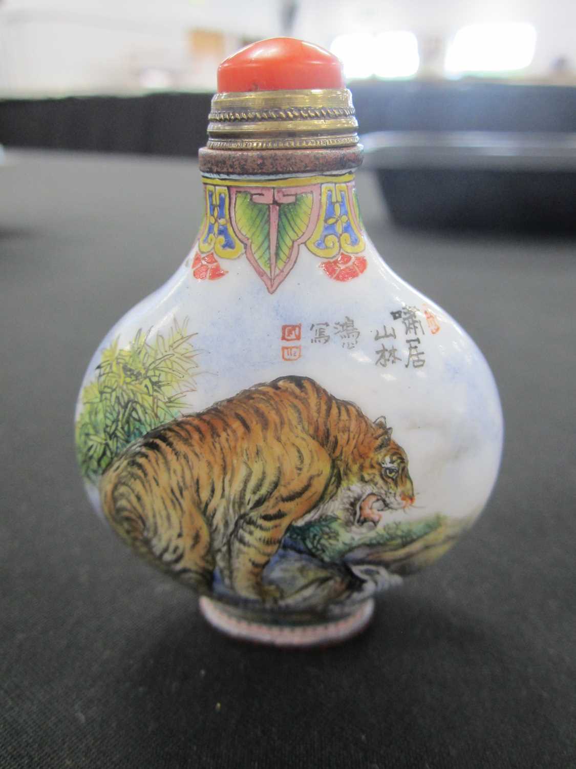 A Chinese Beijing enamel snuff bottle, Qianlong mark - Image 5 of 8