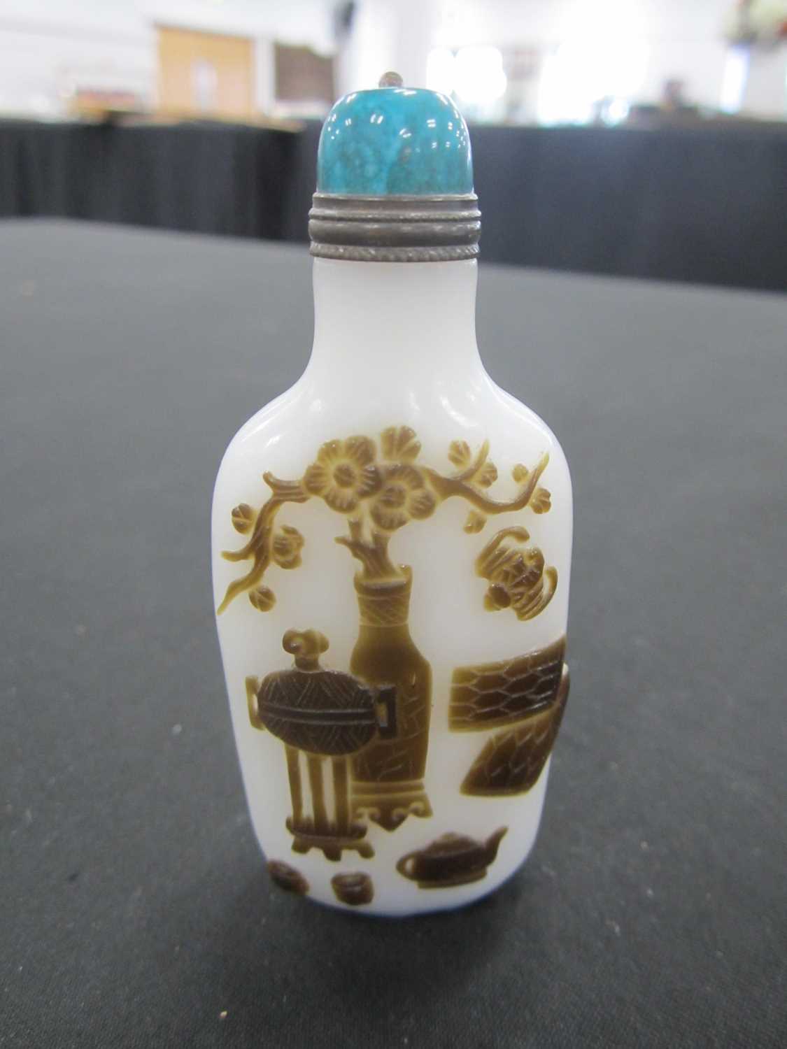 A group of six Chinese overlay glass snuff bottles, 19th/20th century - Image 8 of 13