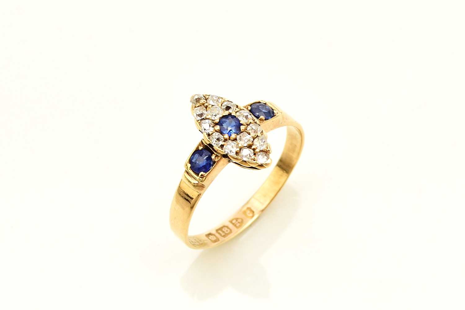 An 18ct gold Edwardian sapphire and diamond ring - Image 2 of 8