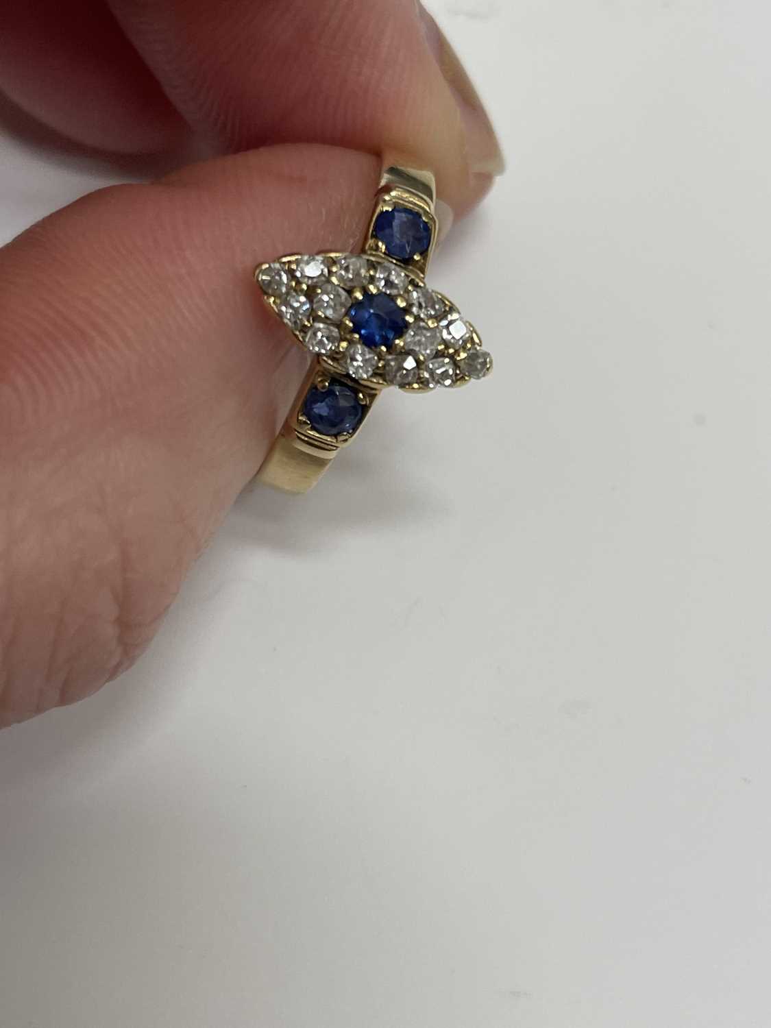 An 18ct gold Edwardian sapphire and diamond ring - Image 3 of 8