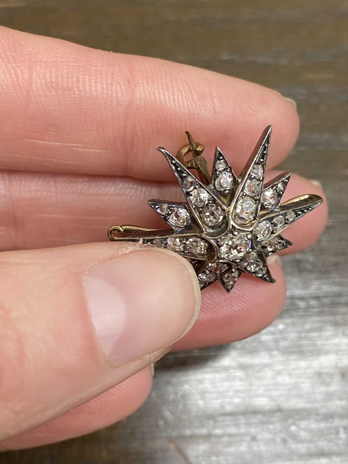 A late 19th century diamond set starburst brooch/pendant - Image 2 of 6