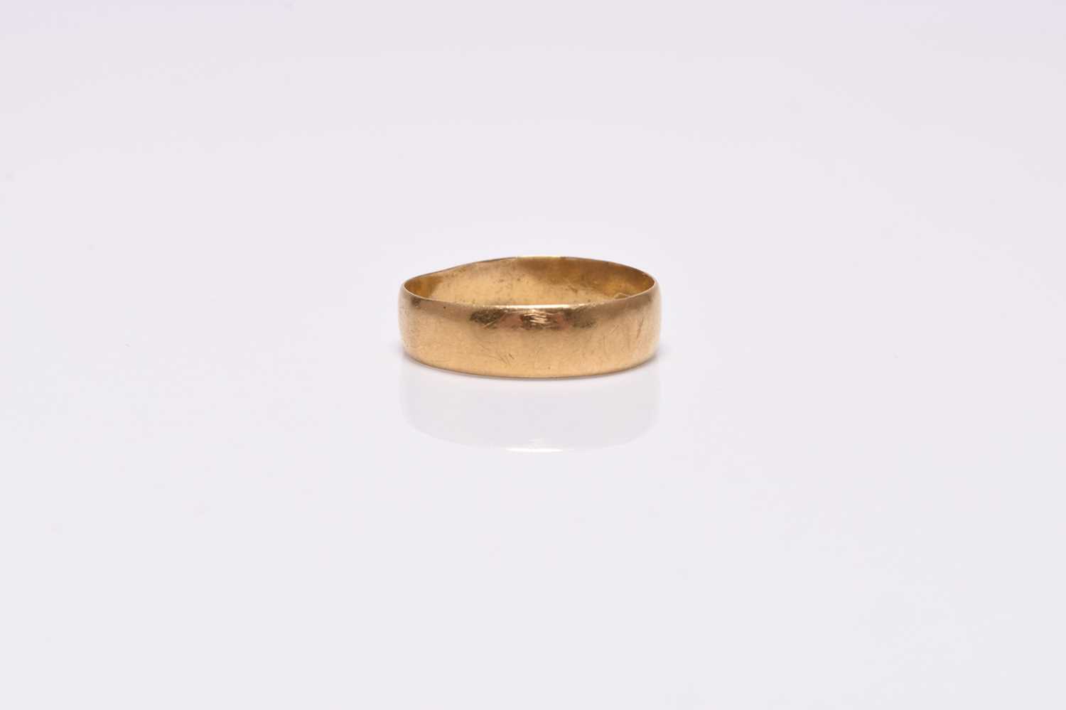 A plain polished 22ct gold wedding band - Image 2 of 2