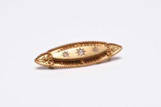 An Edwardian 15ct gold three stone diamond bar brooch