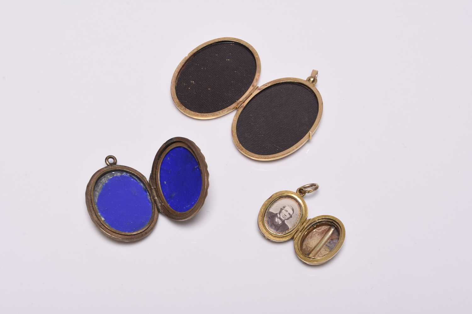 Three oval locket pendants - Image 2 of 9