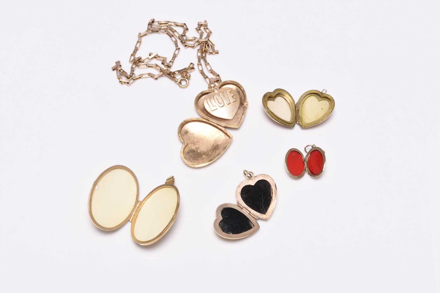 A collection of 9ct gold lockets - Image 2 of 8