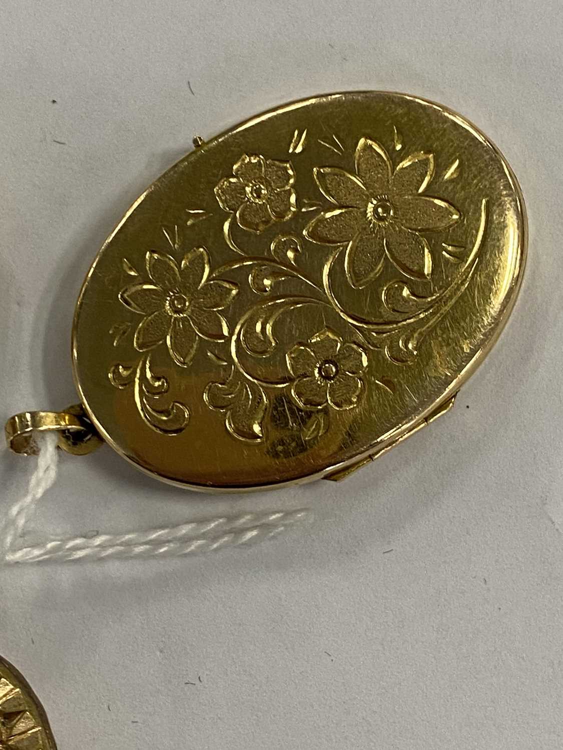 Three oval locket pendants - Image 6 of 9