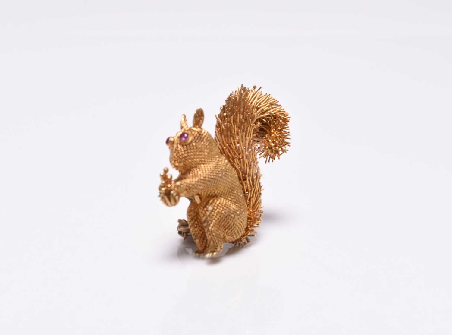 A yellow metal squirrel brooch - Image 2 of 2
