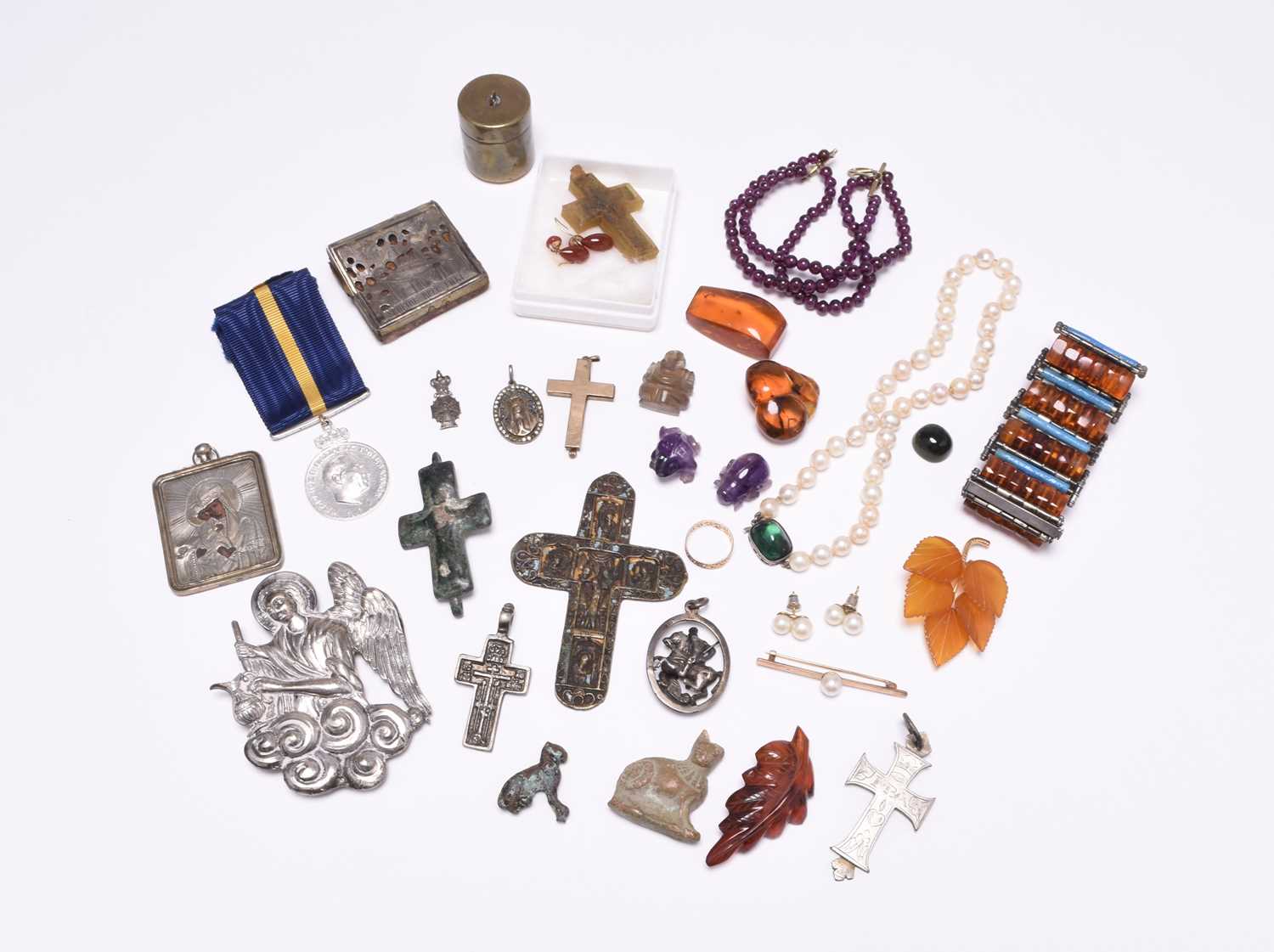 A small collection of jewellery