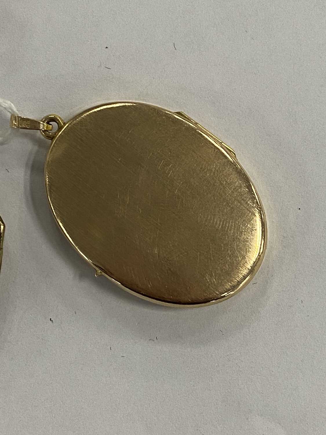 Three oval locket pendants - Image 5 of 9