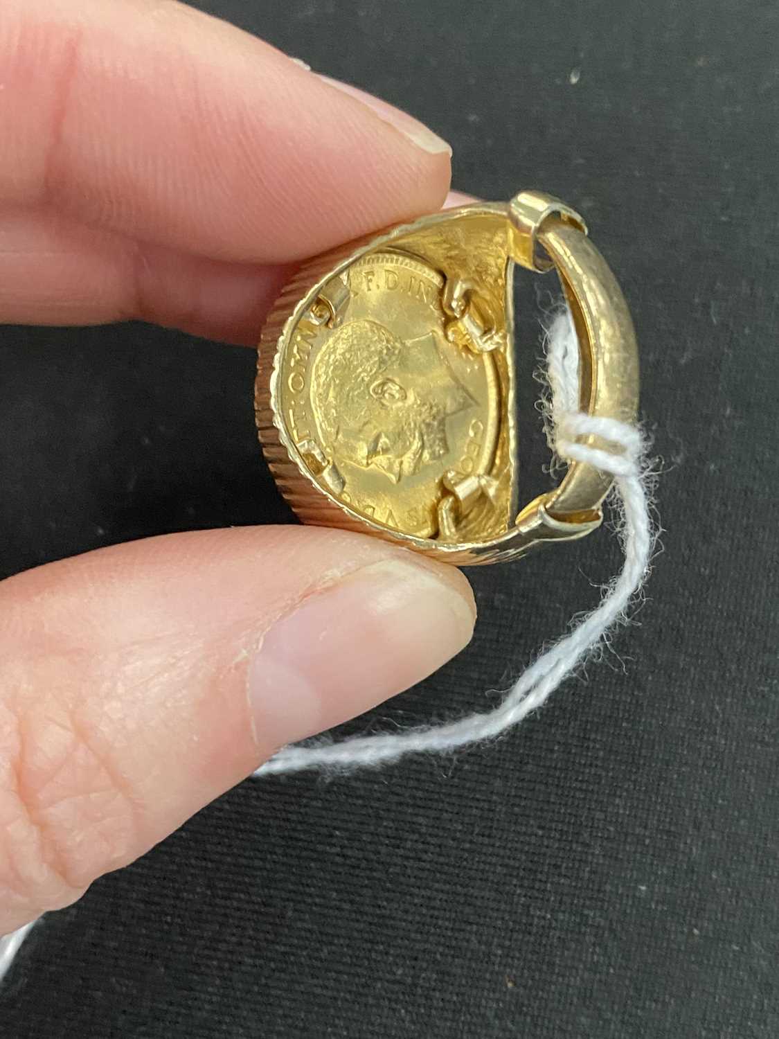 A half sovereign set ring - Image 5 of 6