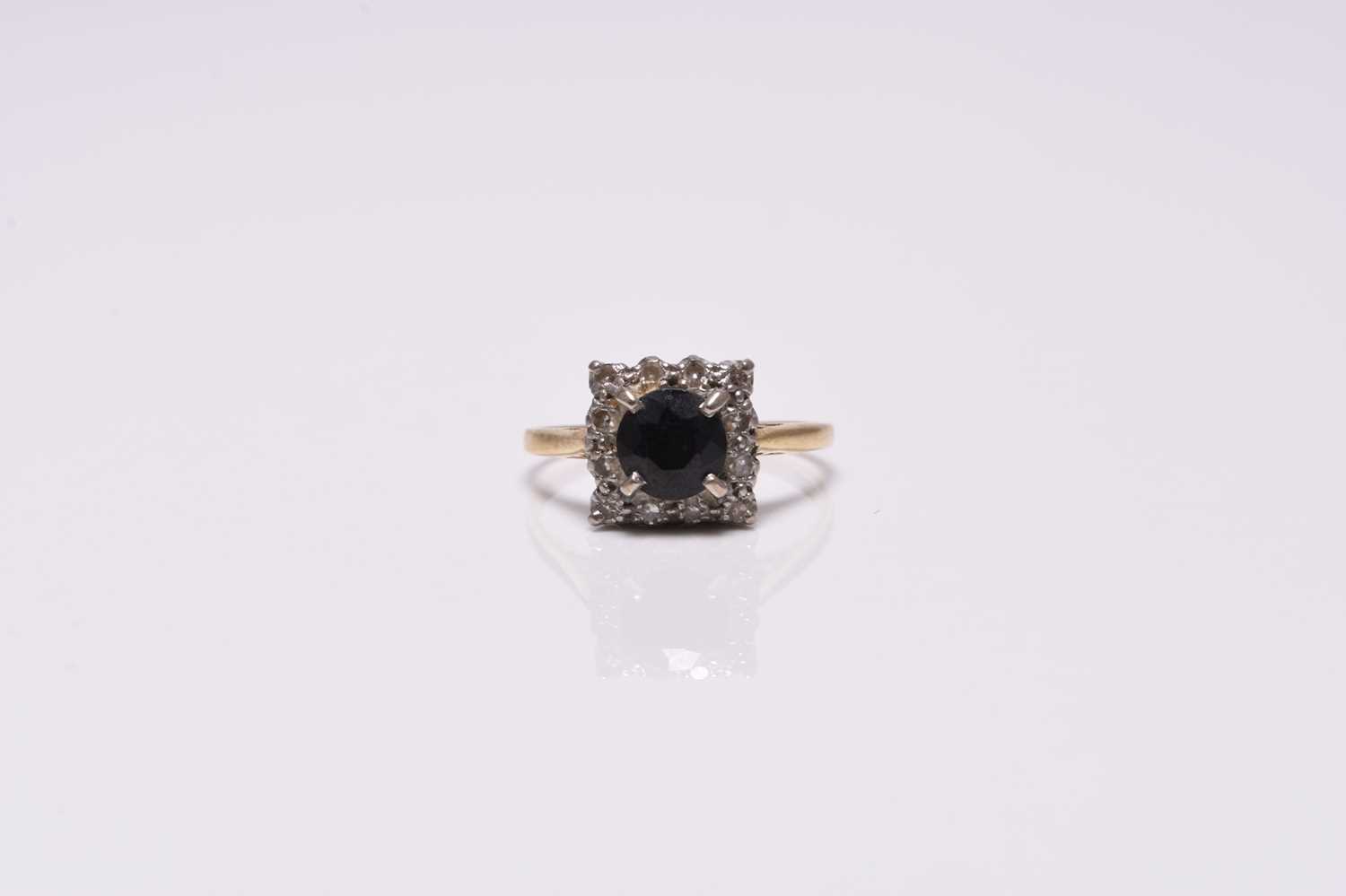 A sapphire and diamond cluster ring - Bild 2 aus 3