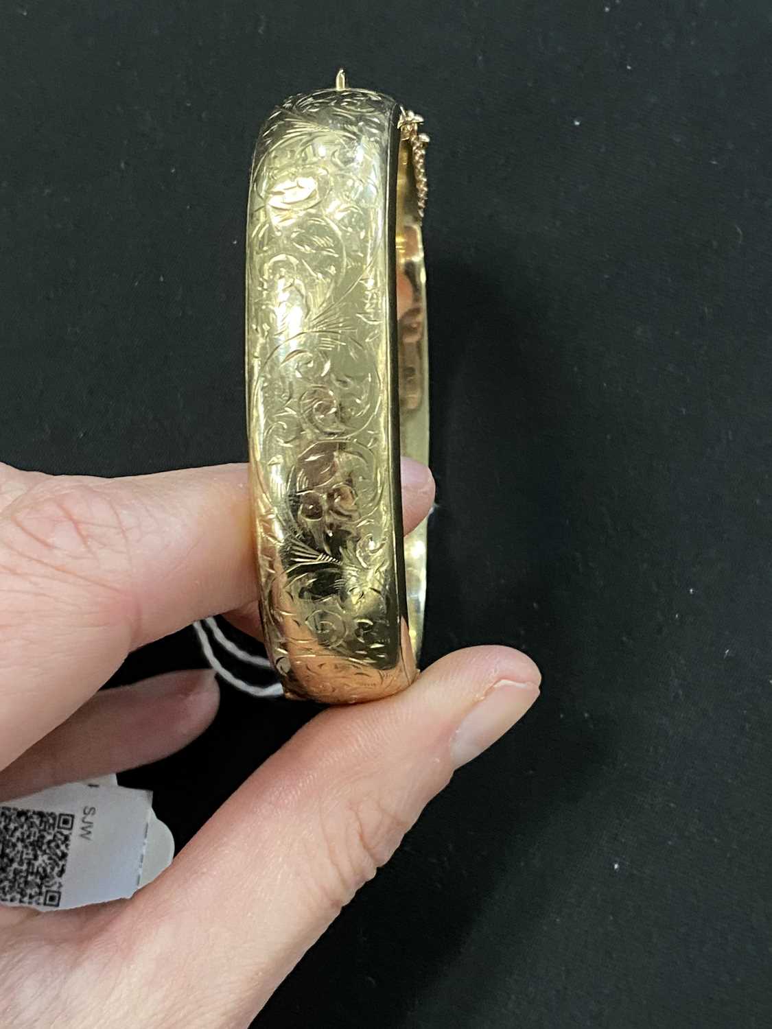 A 9ct gold hinged bangle - Image 4 of 8
