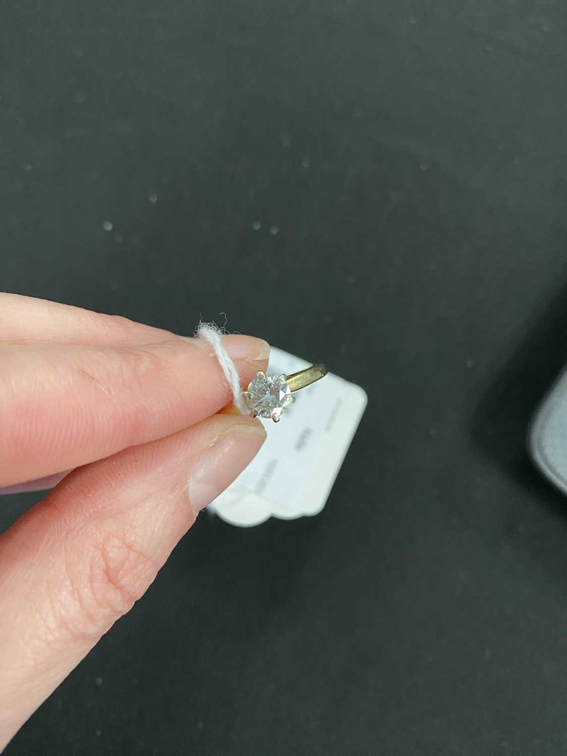 A single stone diamond ring - Image 8 of 9