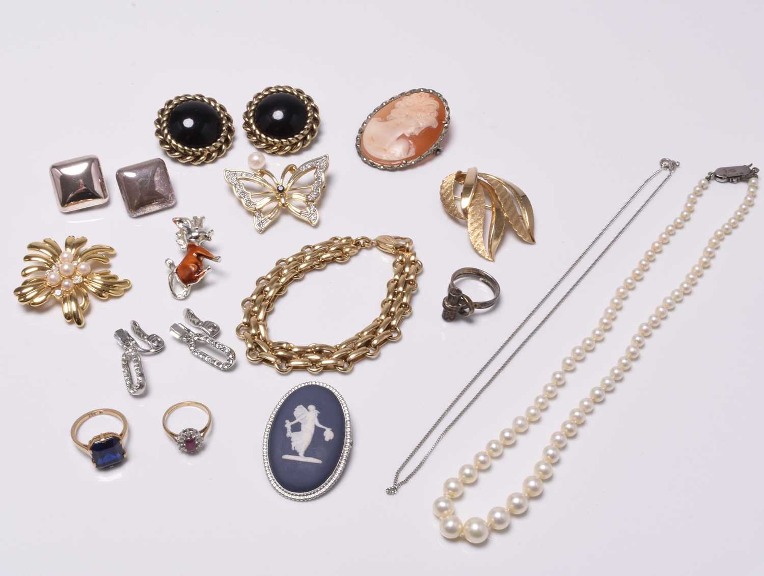 A small collection of jewellery