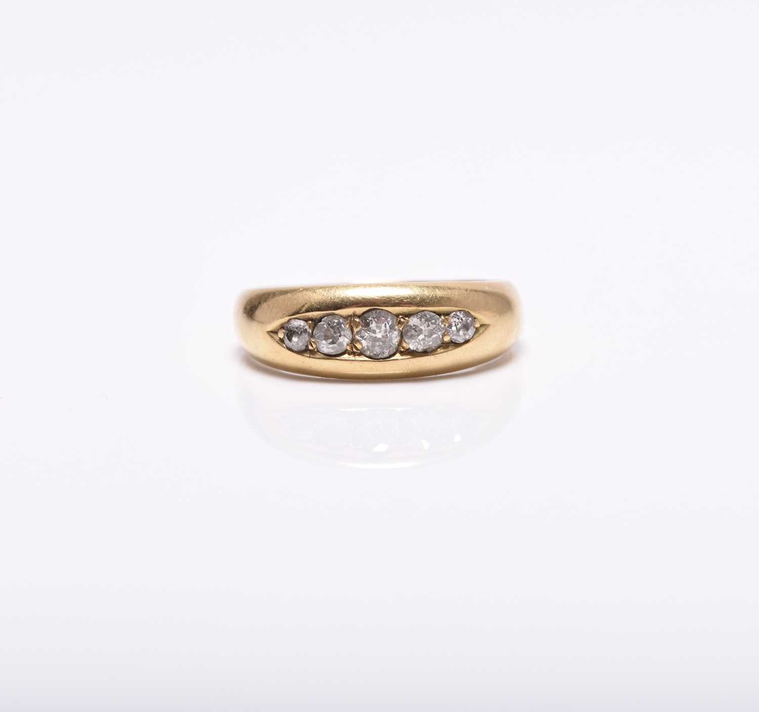 An 18ct gold graduated five stone diamond ring - Image 2 of 12