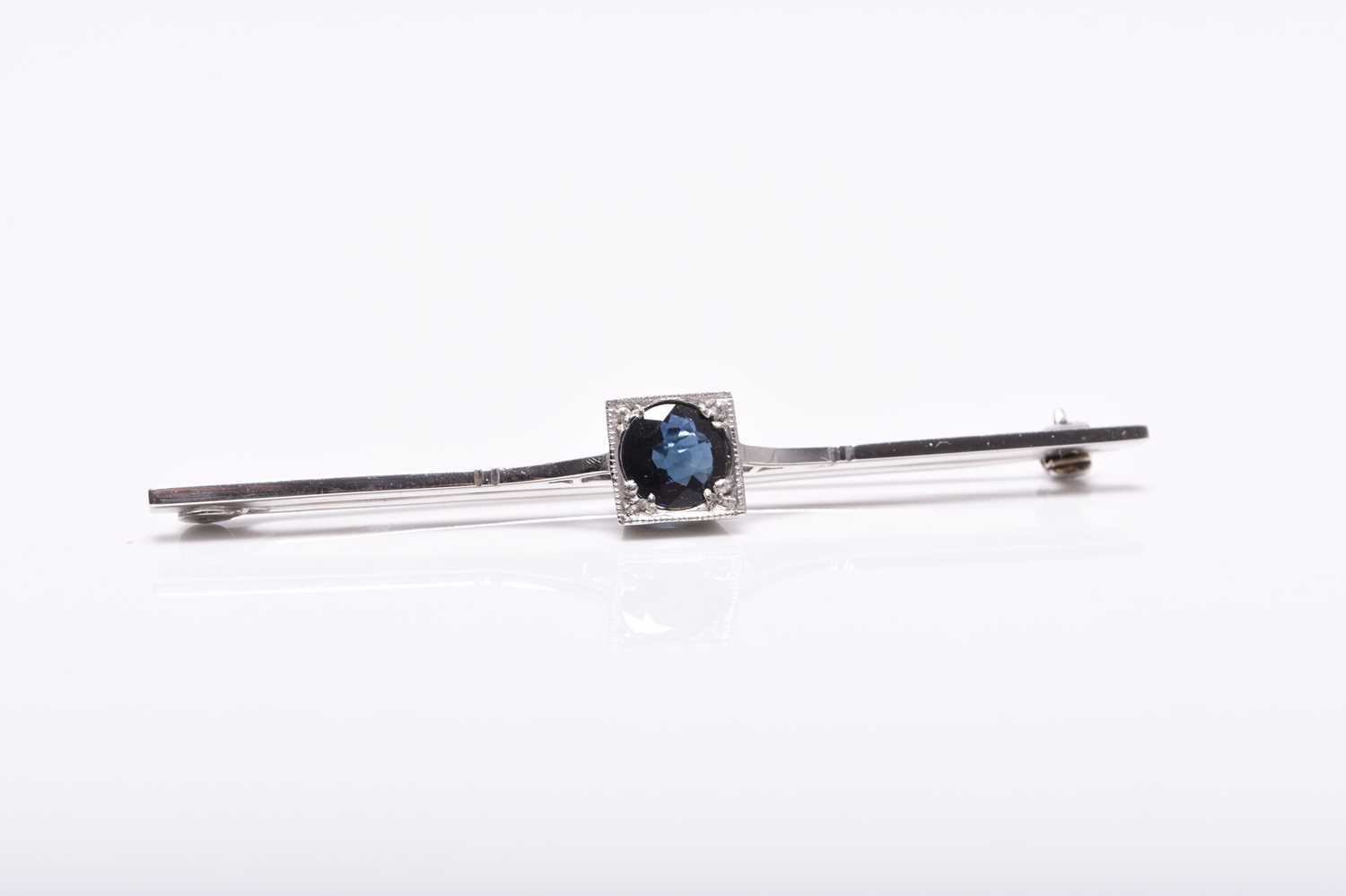 A sapphire bar brooch