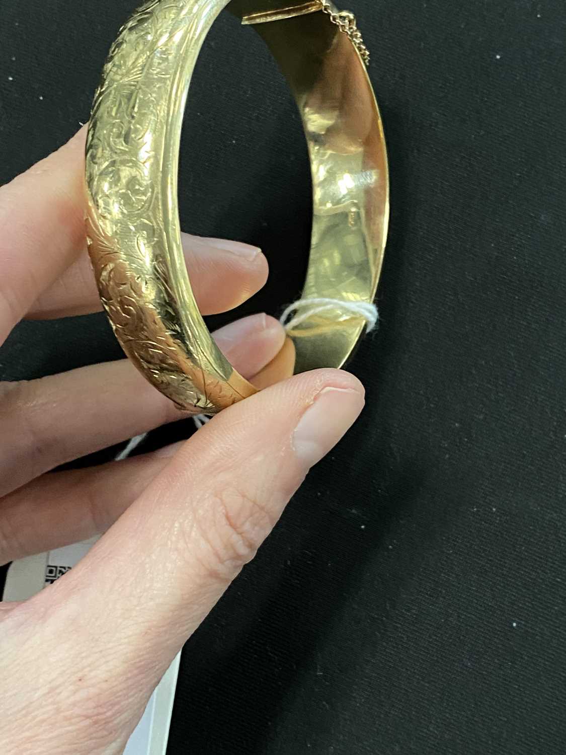A 9ct gold hinged bangle - Image 3 of 8