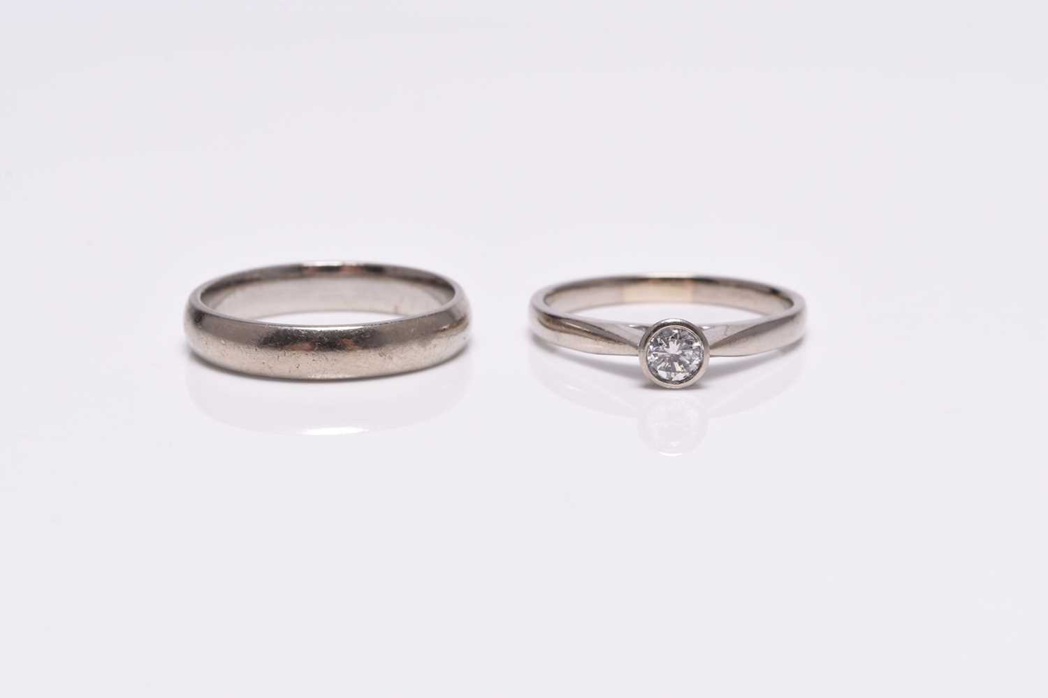 An 18ct white gold single stone diamond ring and an 18ct gold wedding band - Image 2 of 2