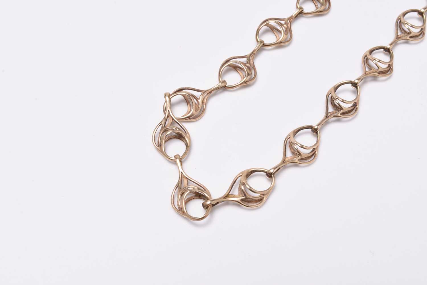 A 9ct gold decorative open link chain necklace - Image 2 of 2