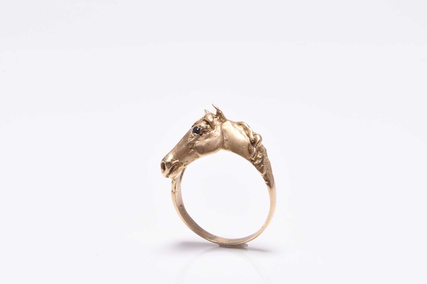 A 9ct gold stylised horse head ring - Image 2 of 3