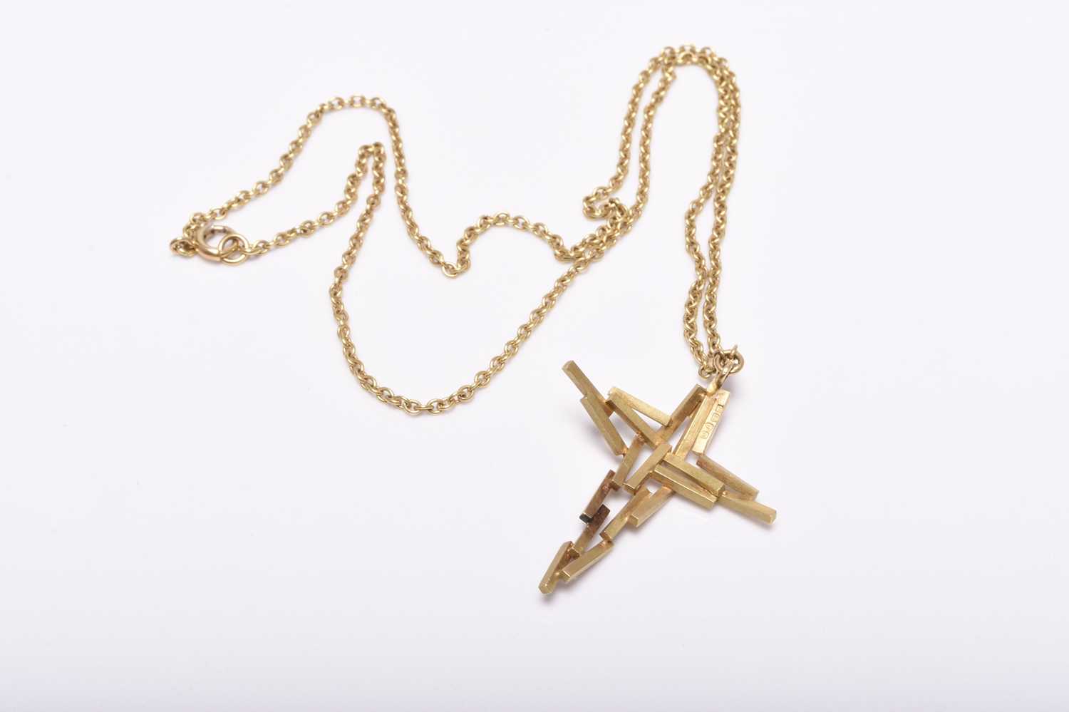 An 18ct gold John Donald abstract crucifix pendant on chain - Bild 2 aus 2