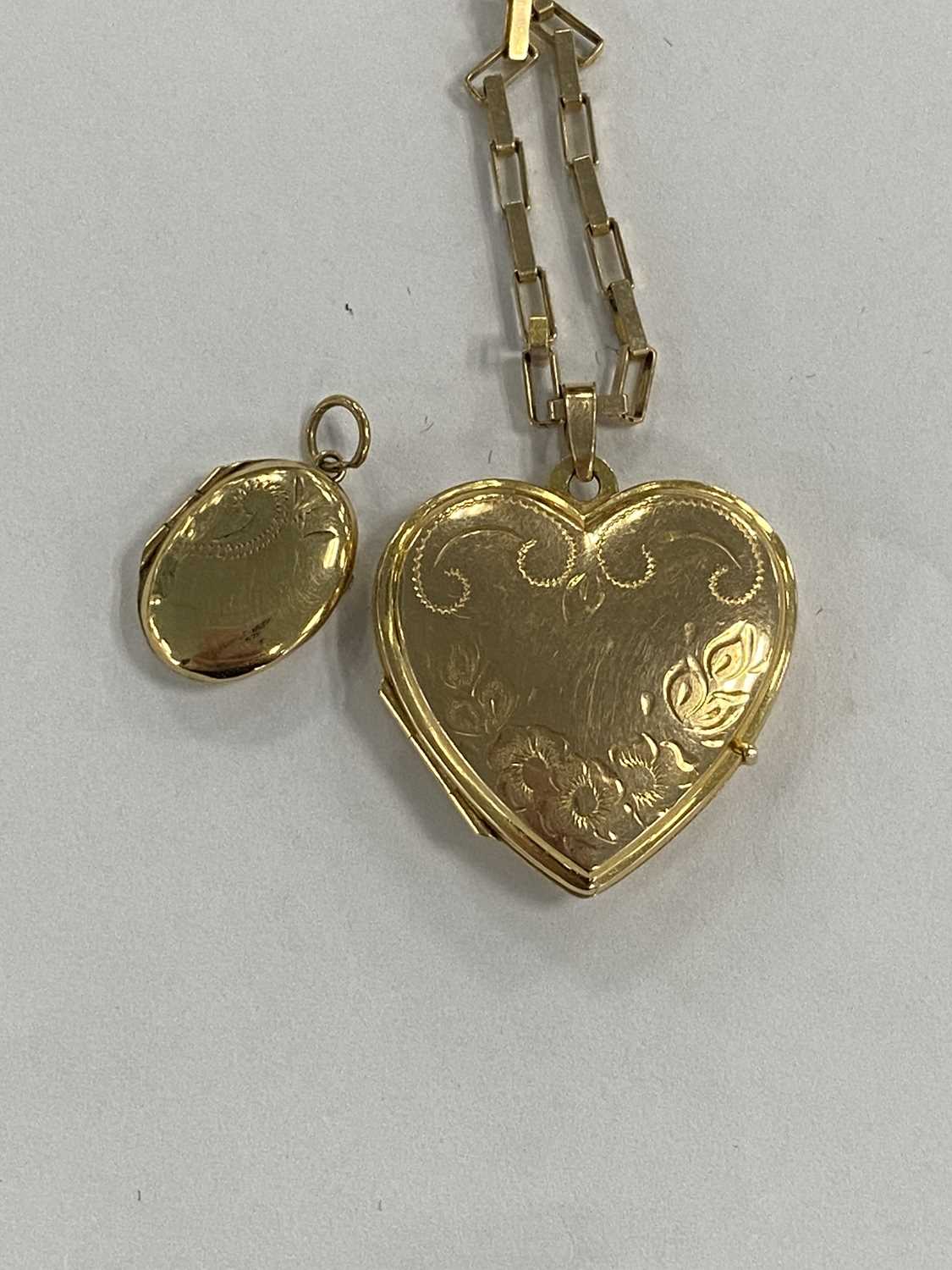 A collection of 9ct gold lockets - Image 7 of 8