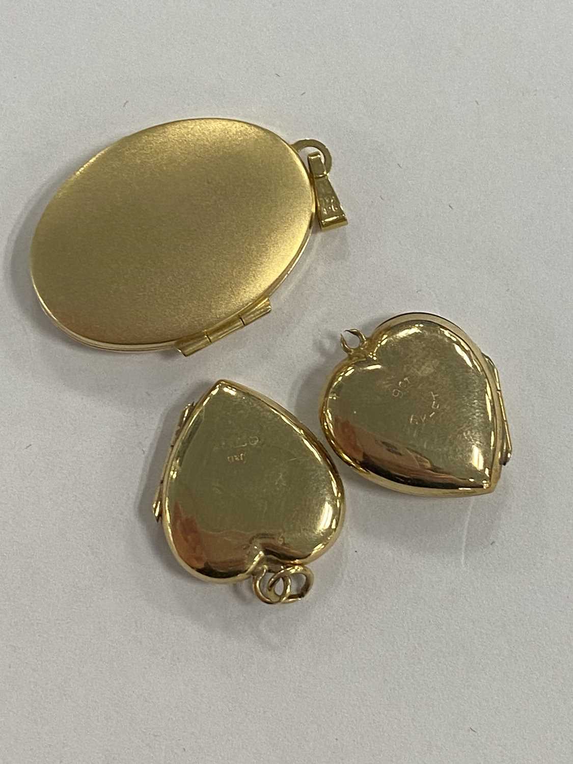 A collection of 9ct gold lockets - Image 4 of 8