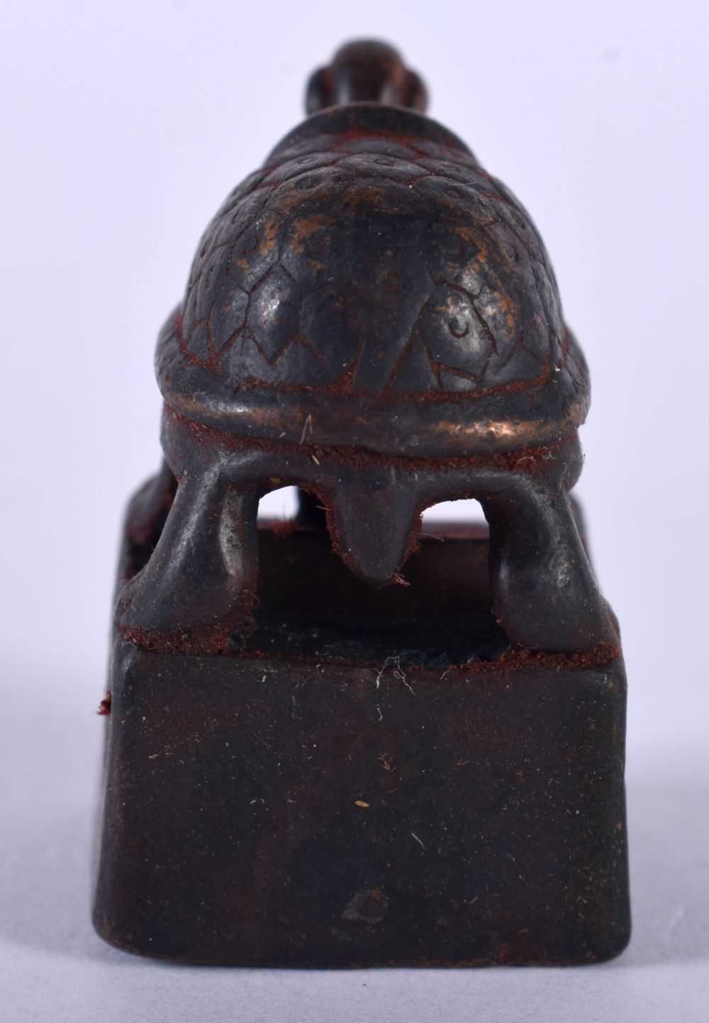 A CHINESE BRONZE SEAL. 44.2 grams. 3 cm square. - Image 4 of 5