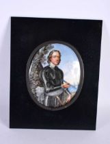 A FINE 18TH/19TH CENTURY ENGLISH ENAMELLED PLAQUE OF A MALE modelled in armour, standing before