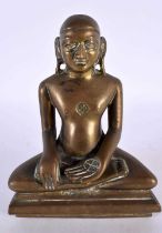 AN 18TH CENTURY INDIAN BRONZE JAIN BUDDHA MODELED UPON A TRIANGULAR BASE. 19cm x 9cm
