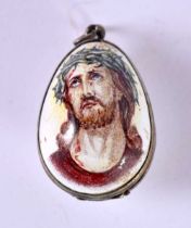 AN ENAMEL EGG PENDANT decorative WITH CHRIST WEARING A CROWN OF THORNS. 2.8 cm X 1.8 cm, weight 9g