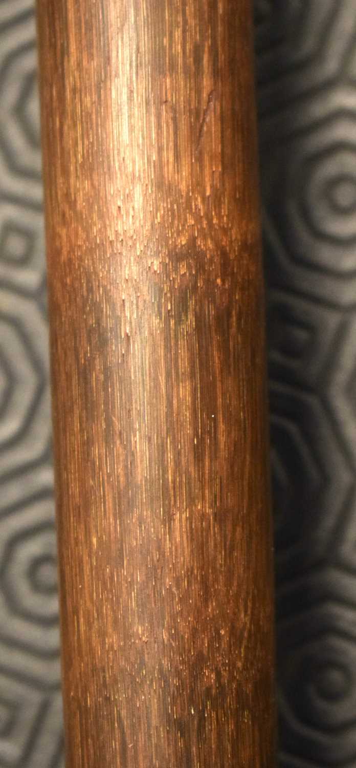 A FINE AND VERY LARGE 19TH CENTURY AFRICAN ZULU TRIBAL CARVED RHINO HORN KNOBKERRIE STAFF possibly - Image 21 of 22